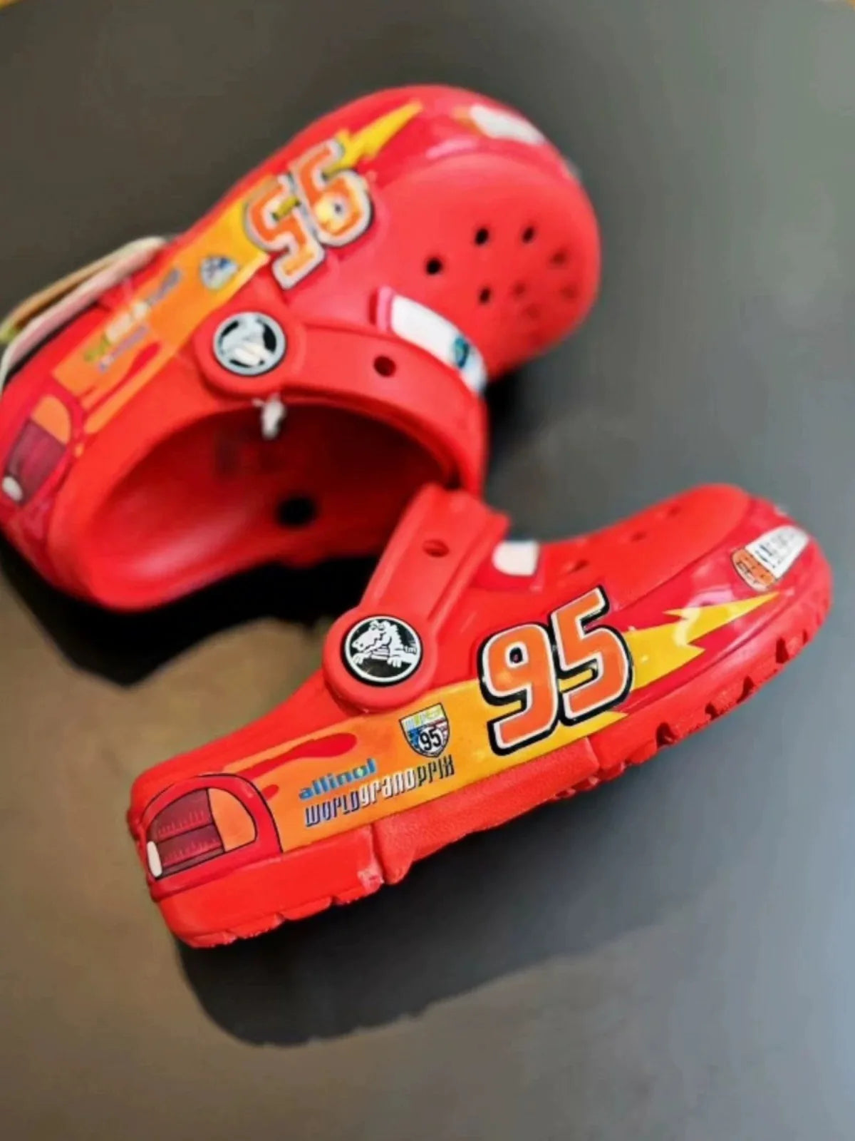 Lightning Mcqueen Pixar Crocs flashing light Outdoor beach slippers Cute Cartoon anime Pool anti slip No95 cars slippers